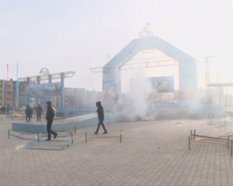 За несколько минут в казахском городе Жанаозен толпа разрушила сцену и сожгла оборудование
