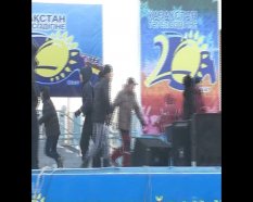 За несколько минут в казахском городе Жанаозен толпа разрушила сцену и сожгла оборудование