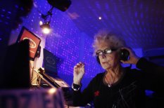 DJ Wika Szmyt в свои 73 года за пультом чувствует себя на 25