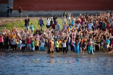 Флеш-моб Алые паруса 2012 питерские  танцоры станцевали на воде