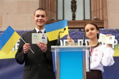 Урочиста церемонія підняття Державного прапора України