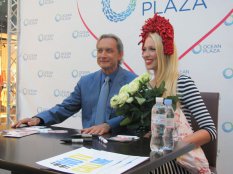 Автограф-сессия Оли Поляковой в OceanPlaza