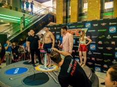 Официальная церемония взвешивание бойцов перед турниром WWFC 7 в Киеве 