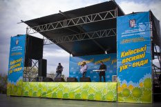 Киевский весенний уик-енд под Аркой Дружбы Народов