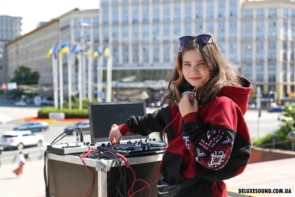 День Києва 2022. DeluxeSound DJ's на центральних сходах Національного центру «Український дім»